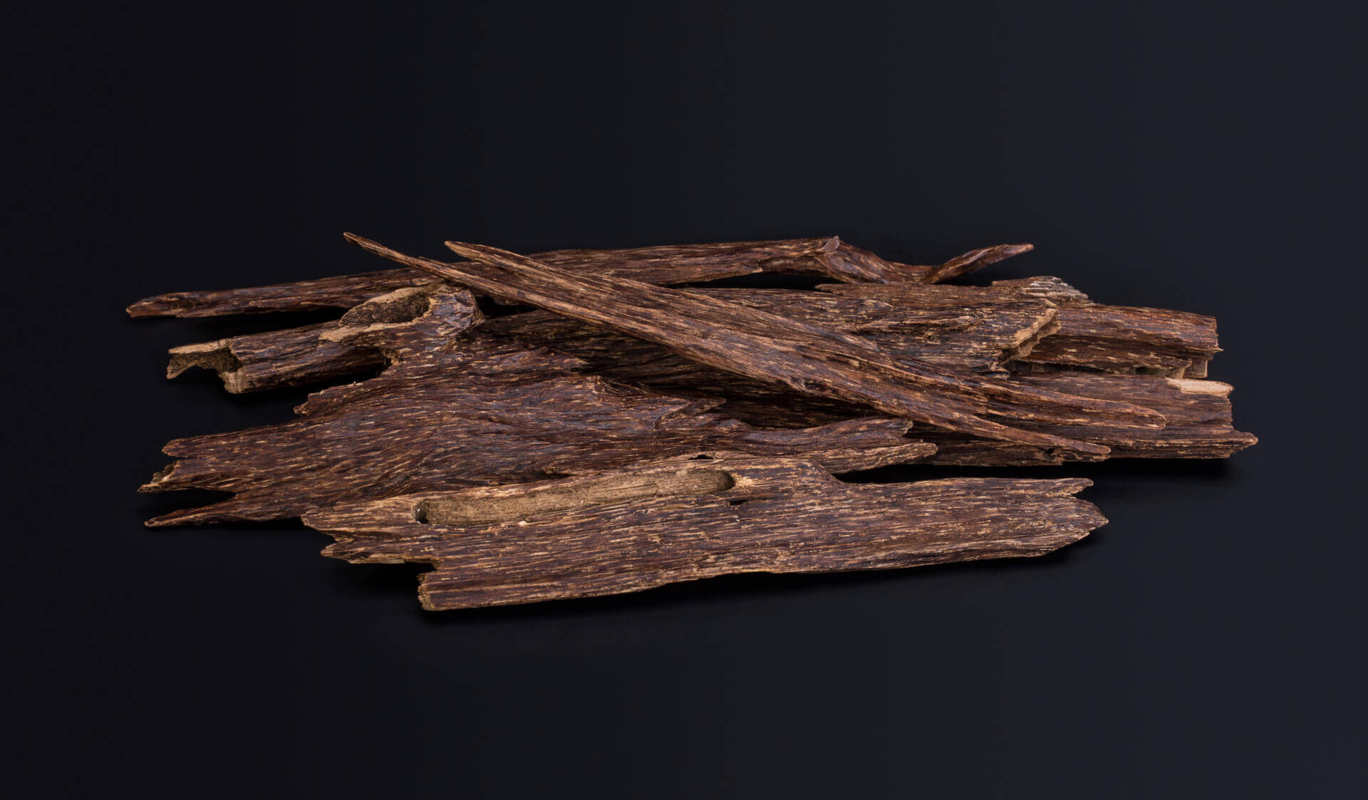 oud wood chips natural essential oil compoz
